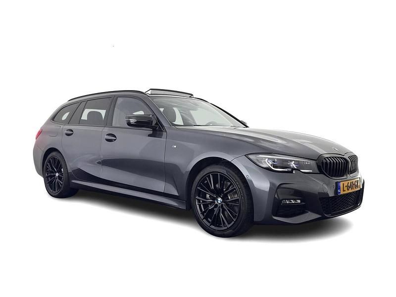 Grijs (metallic) Gebruikt 2021 BMW 320e Luxury Line Stationwagen | € 20.245 (Goede deal) - Afbeelding 1/4