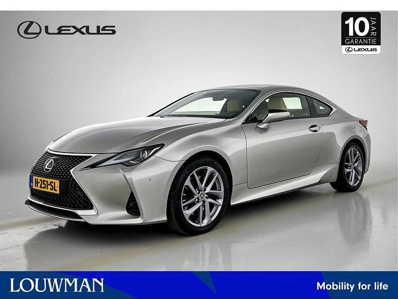 Grijs, metallic lak Gebruikt 2020 Lexus RC300h Luxury Line Coupé | € 39.950 - Afbeelding 1/3