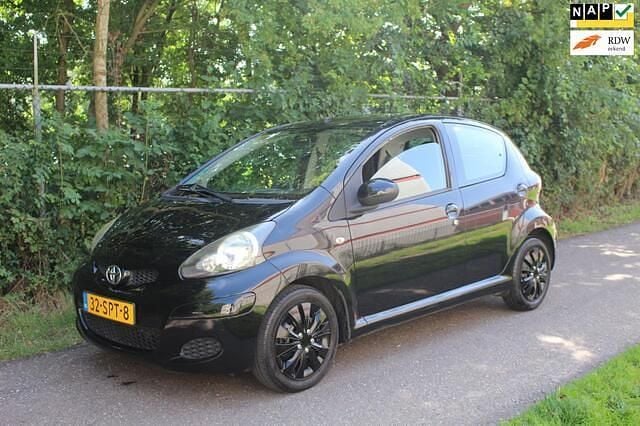 Zwart, metallic lak Gebruikt 2011 Toyota Aygo Comfort Hatchback | € 4.250 (Eerlijke prijs) - Afbeelding 1/4
