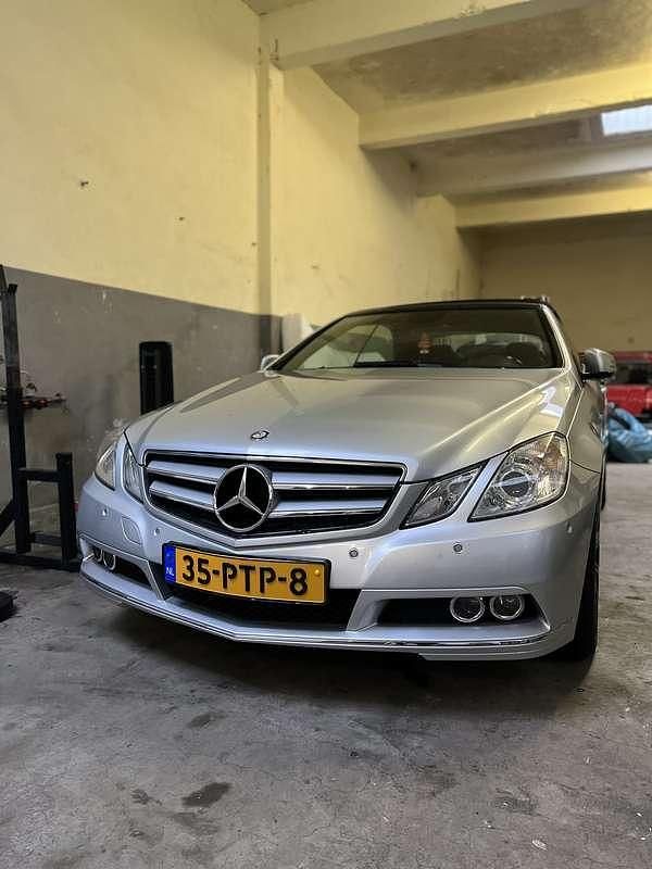 Grijs Occasion 2011 Mercedes E220 Avantgarde Cabriolet | € 13.775 (Eerlijke prijs) - Afbeelding 1/4