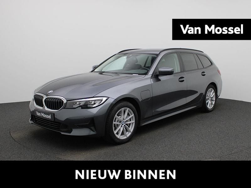 Grijs (metallic) Gebruikt 2020 BMW 330e Basis Stationwagen | € 23.900 (Goede deal) - Afbeelding 1/4