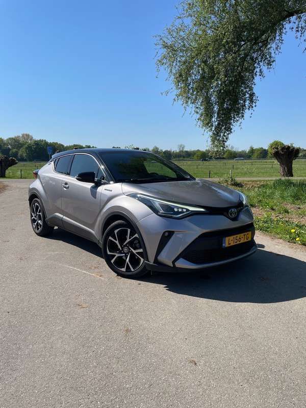 Grijs Gebruikt 2021 Toyota C-HR Style SUV | € 20.990 (Eerlijke prijs) - Afbeelding 1/4