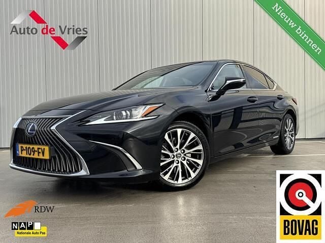 Zwart (metallic) Gebruikt 2022 Lexus ES300H Business Edition Sedan | € 34.995 (Goede deal) - Afbeelding 1/4