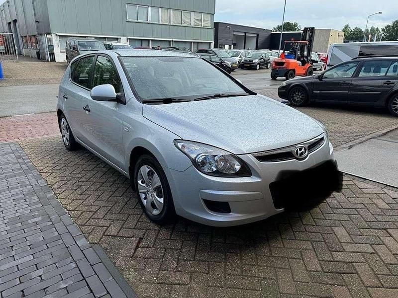 Zilver Gebruikt 2010 Hyundai i30 Active MPV | € 2.300 (Goede deal) - Afbeelding 1/4