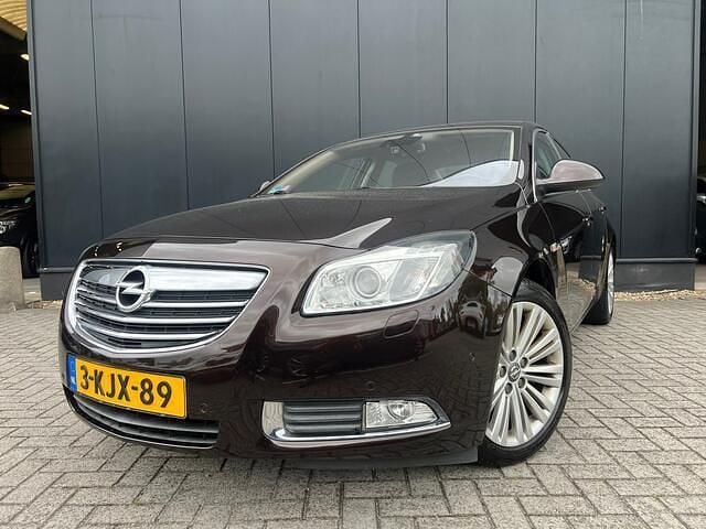 Bruin Gebruikt 2013 Opel Insignia Design Edition Sedan | € 7.995 (Super prijs) - Afbeelding 1/4