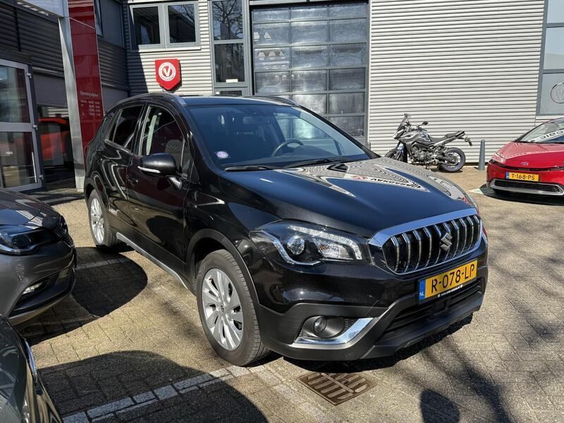 Zwart Gebruikt 2022 Suzuki SX4 S-Cross SUV | € 28.900 (Iets duurder) - Afbeelding 1/4
