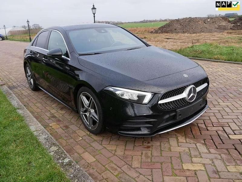 Zwart Gebruikt 2019 Mercedes A180 AMG line Sedan | € 20.450 (Eerlijke prijs) - Afbeelding 1/4