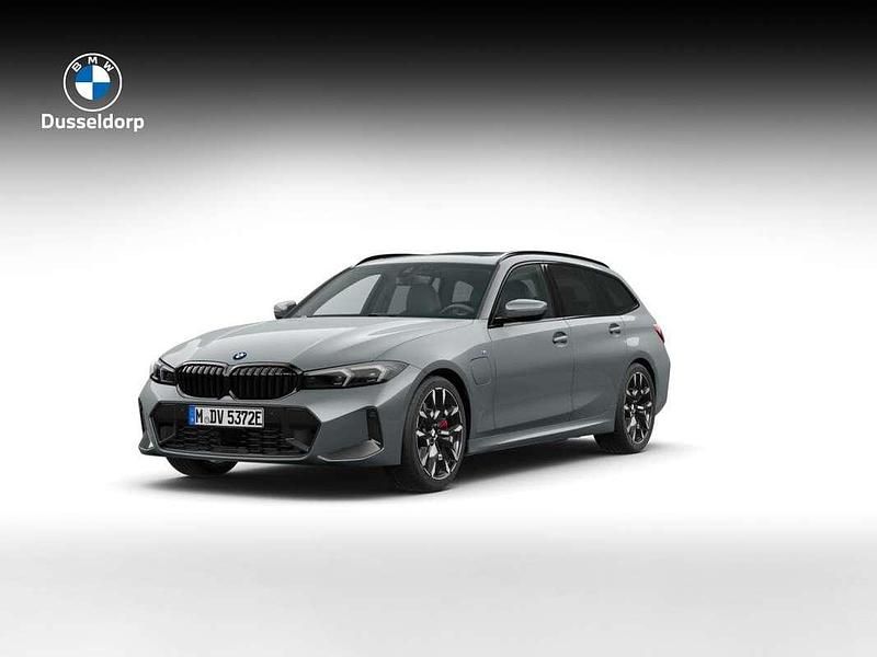 Grijs, metallic lak Nieuw 2025 BMW 330e M Sport Stationwagen | € 73.958 (Eerlijke prijs) - Afbeelding 1/4