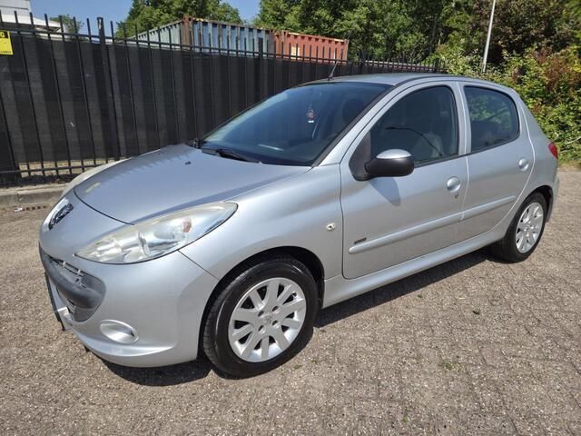 Grijs Gebruikt 2011 Peugeot 206+ Sportium Hatchback | € 1.950 (Eerlijke prijs) - Afbeelding 1/4
