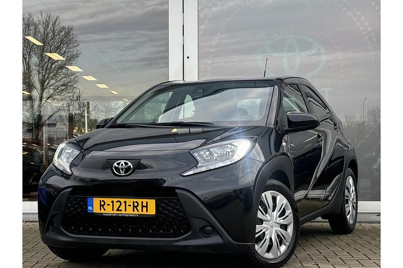 Zwart Gebruikt 2022 Toyota Aygo X Play SUV | € 16.749 (Goede deal) - Afbeelding 1/1