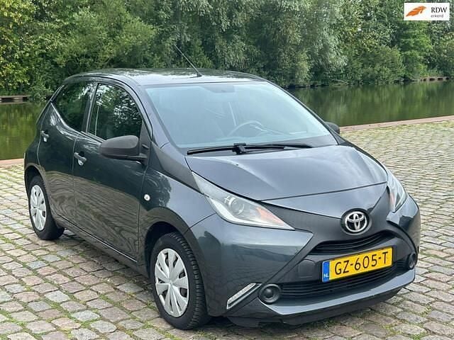 Grijs Gebruikt 2015 Toyota Aygo Hatchback | € 6.499 (Eerlijke prijs) - Afbeelding 1/4