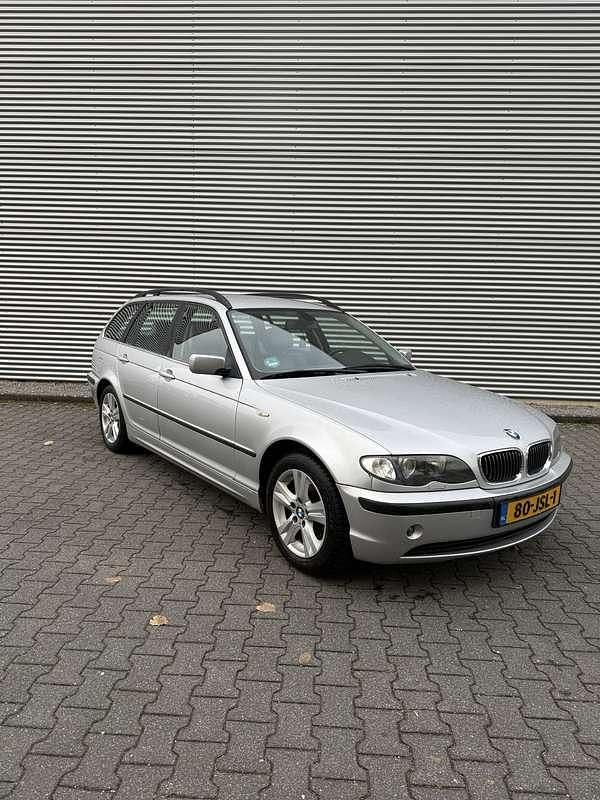 Grijs Gebruikt 2004 BMW 325 Stationwagen | € 3.250 (Super prijs) - Afbeelding 1/4