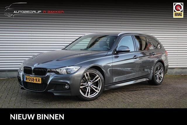 Grijs (metallic) Gebruikt 2019 BMW 320 Shadowline Stationwagen | € 19.995 (Super prijs) - Afbeelding 1/4