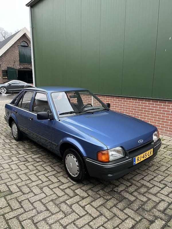 Blauw Gebruikt 1986 Ford Escort Hatchback | € 2.750 - Afbeelding 1/4