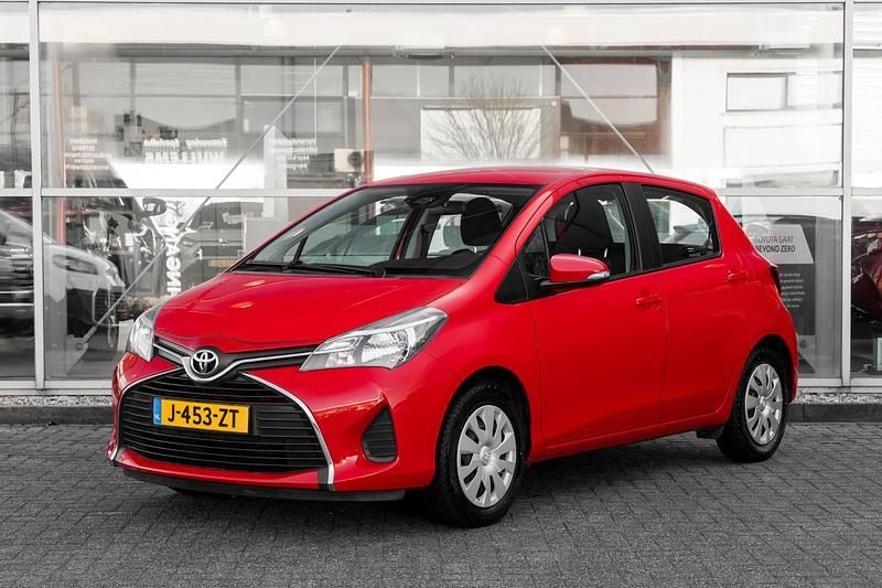 Rood Occasion 2016 Toyota Yaris Hatchback | € 13.849 (Eerlijke prijs) - Afbeelding 1/1
