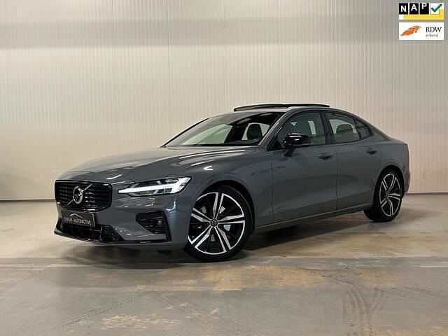 Grijs Gebruikt 2022 Volvo S60 R-Design Sedan | € 35.900 (Eerlijke prijs) - Afbeelding 1/4