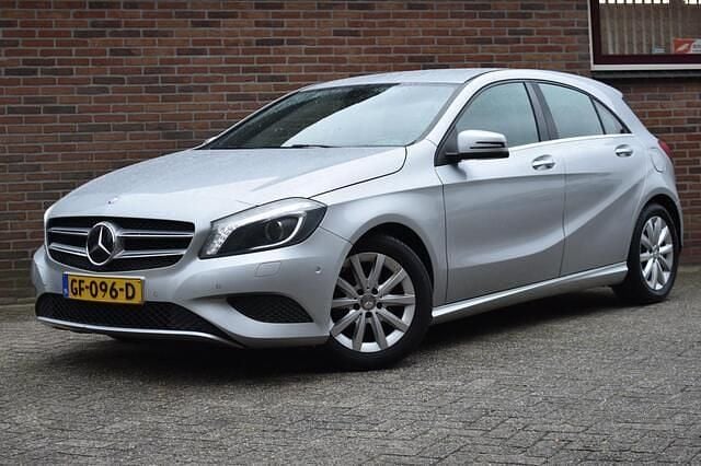 Grijs Gebruikt 2015 Mercedes A180 Edition Hatchback | € 9.949 (Eerlijke prijs) - Afbeelding 1/4