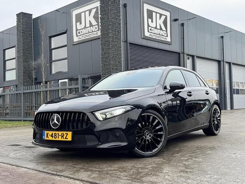 Zwart Occasion 2021 Mercedes A160 Hatchback | € 19.499 (Super prijs) - Afbeelding 1/4