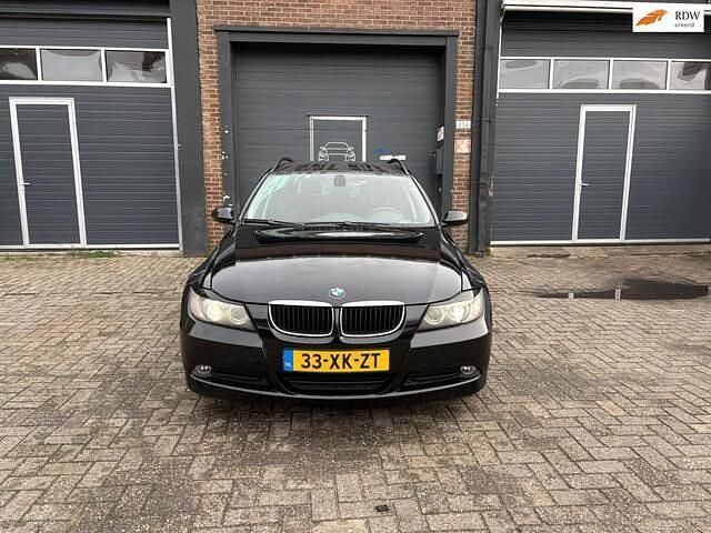 Zwart Gebruikt 2007 BMW 318 Executive Stationwagen | € 1.750 (Goede deal) - Afbeelding 1/4