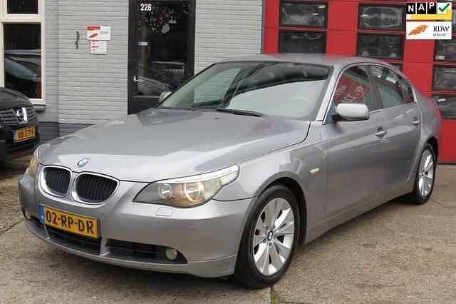 Grijs Gebruikt 2005 BMW 525 Executive Sedan | € 3.650 (Super prijs) - Afbeelding 1/4