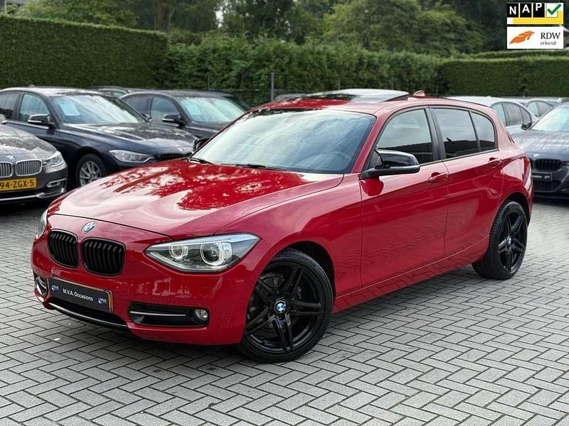 Rood Gebruikt 2011 BMW 116 Sport Line Hatchback | € 9.950 (Iets duurder) - Afbeelding 1/4