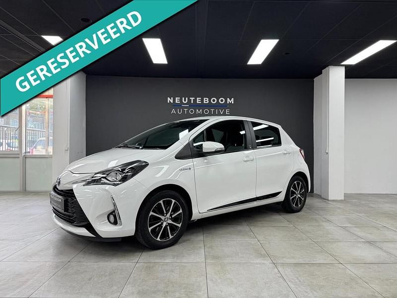 Wit (metallic) Gebruikt 2018 Toyota Yaris Hybrid Team Hatchback | € 14.499 (Super prijs) - Afbeelding 1/4