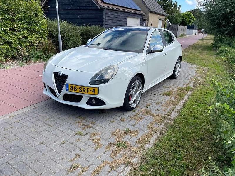 Wit Gebruikt 2011 Alfa Romeo Giulietta Distinctive Hatchback | € 7.495 (Eerlijke prijs) - Afbeelding 1/4