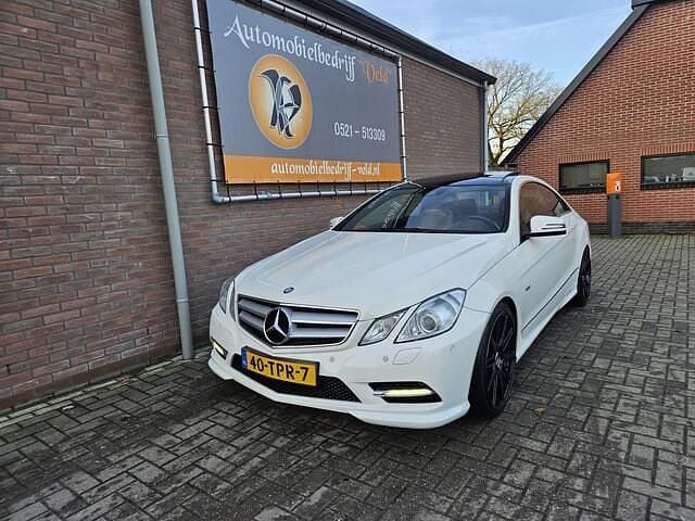 Wit (metallic) Occasion 2012 Mercedes E350 Avantgarde Coupé | € 12.445 (Goede deal) - Afbeelding 1/4