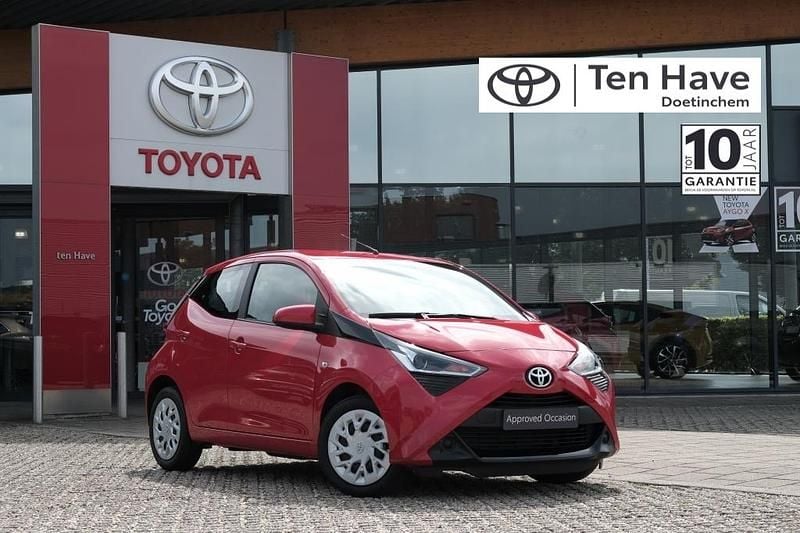 Rood Gebruikt 2021 Toyota Aygo X-play Hatchback | € 13.400 (Iets duurder) - Afbeelding 1/4