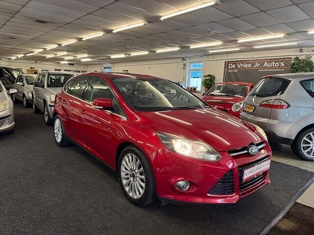 Rood Gebruikt 2012 Ford Focus Titanium Hatchback | € 4.495 (Goede deal) - Afbeelding 1/4