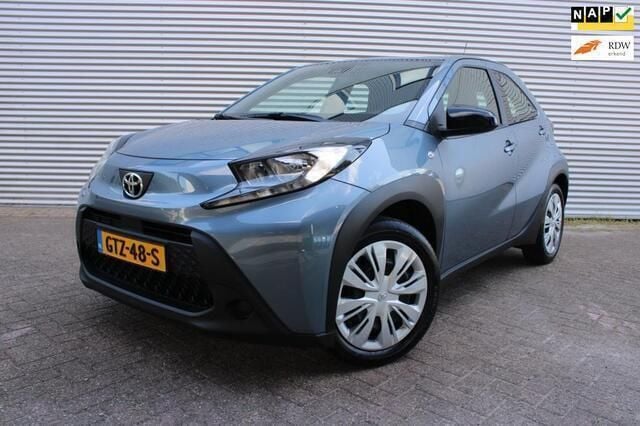 Grijs Gebruikt 2024 Toyota Aygo Pulse Hatchback | € 17.450 (Eerlijke prijs) - Afbeelding 1/4