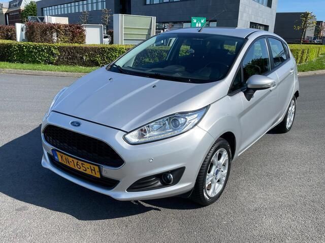 Occasion Ford Fiesta Style 80 PK (58 kW) 2016 Grijs, metallic lak Hatchback