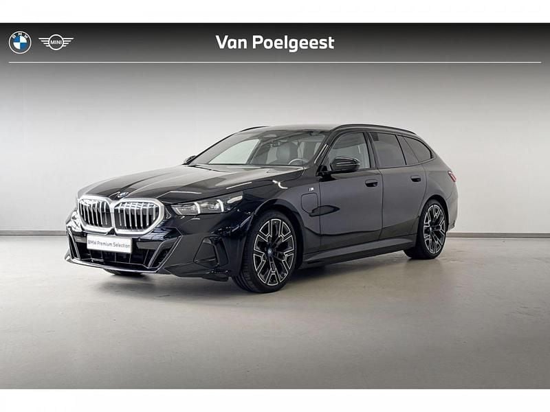 Saphirschwarz metallic (zwart metallic) Gebruikt 2024 BMW 530e M Sport Stationwagen | € 62.795 - Afbeelding 1/3