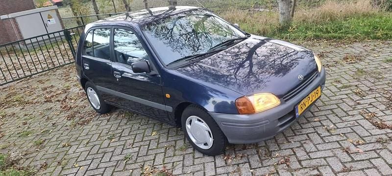Blauw Gebruikt 1997 Toyota Starlet Hatchback | € 3.195 (Eerlijke prijs) - Afbeelding 1/4