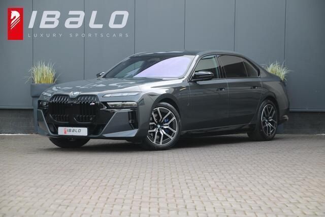 Grijs Gebruikt 2023 BMW M760e M Sport Sedan | € 117.950 - Afbeelding 1/4