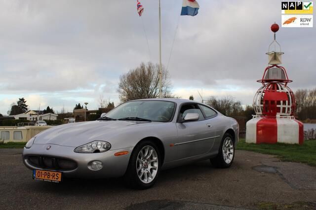 Grijs, metallic lak Gebruikt 2001 Jaguar XKR Coupé | € 16.950 - Afbeelding 1/4