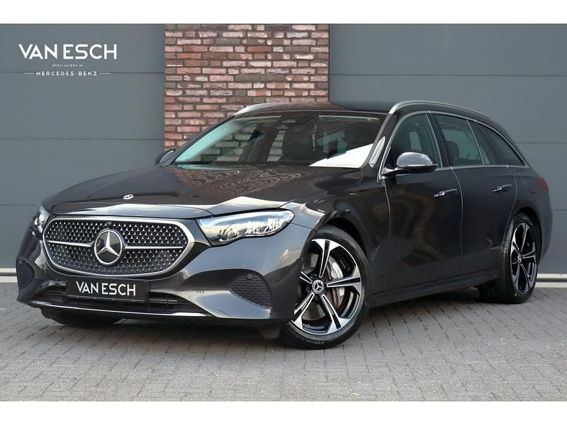 Grijs Gebruikt 2024 Mercedes E300 Luxury Stationwagen | € 54.500 (Eerlijke prijs) - Afbeelding 1/4