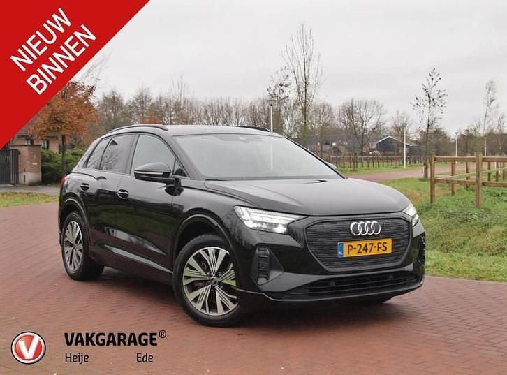 Zwart (metallic) Gebruikt 2022 Audi Q4 e-tron Advanced Plus SUV | € 31.995 (Eerlijke prijs) - Afbeelding 1/4