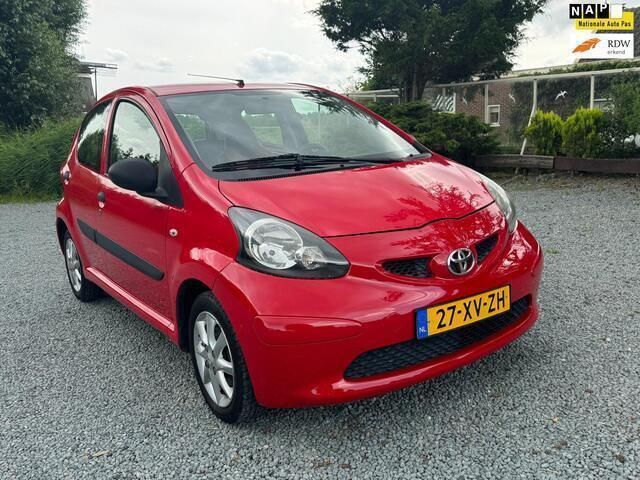 Rood Gebruikt 2007 Toyota Aygo Hatchback | € 2.450 (Eerlijke prijs) - Afbeelding 1/4