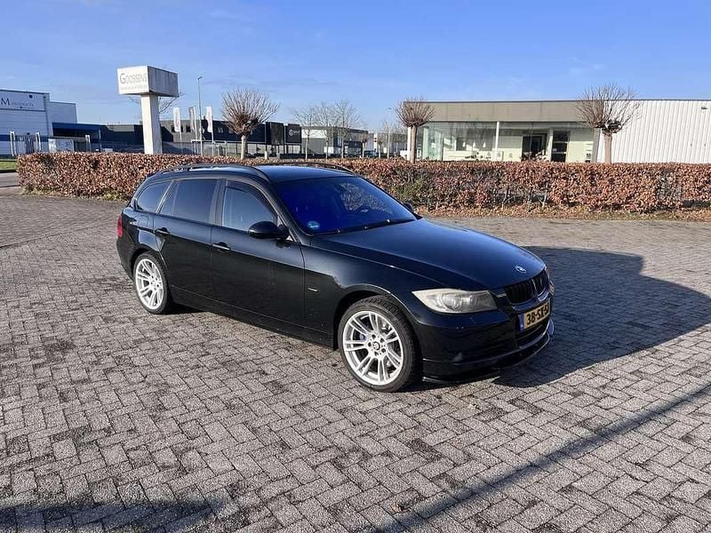 Occasion 2006 BMW 330 Stationwagen | € 6.700 (Iets duurder) - Afbeelding 1/4
