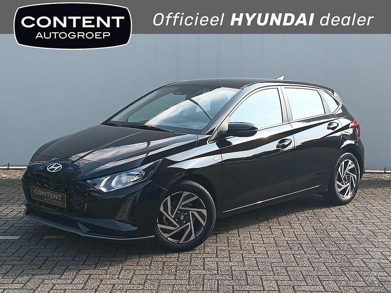 Zwart metallic Gebruikt 2024 Hyundai i20 Comfort Hatchback | € 18.440 (Eerlijke prijs) - Afbeelding 1/4