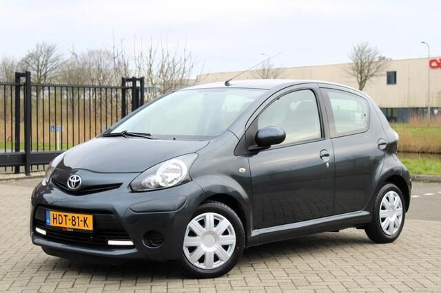 Grijs Gebruikt 2013 Toyota Aygo Hatchback | € 4.950 (Eerlijke prijs) - Afbeelding 1/4