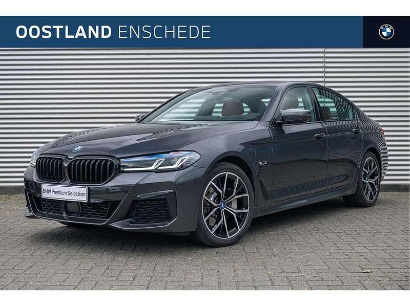 Grijs, metallic lak Gebruikt 2022 BMW 530 Executive Sedan | € 44.950 (Eerlijke prijs) - Afbeelding 1/4
