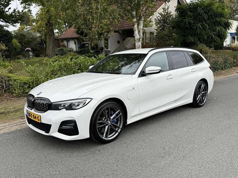 Wit Gebruikt 2021 BMW 330e M Sport Stationwagen | € 28.995 (Goede deal) - Afbeelding 1/4