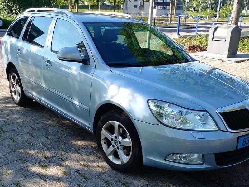 Blauw Gebruikt 2011 Skoda Octavia Elegance Stationwagen | € 5.500 (Duur) - Afbeelding 1/4