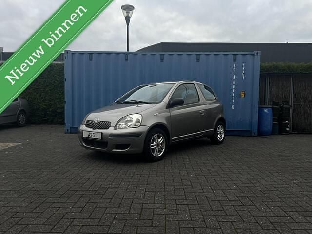 Grijs Occasion 2003 Toyota Yaris Hatchback | € 1.650 (Eerlijke prijs) - Afbeelding 1/4