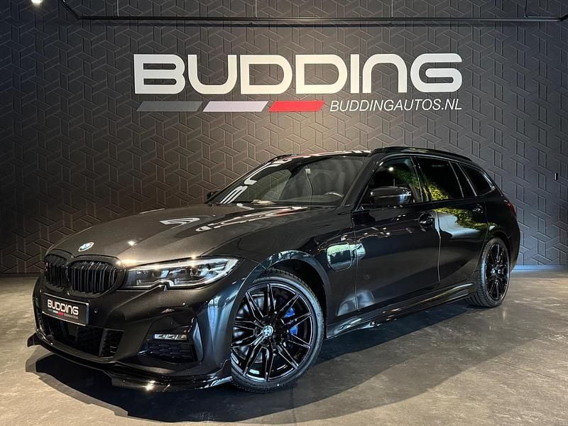 Zwart Gebruikt 2021 BMW 330e M Performance Stationwagen | € 32.950 (Eerlijke prijs) - Afbeelding 1/4