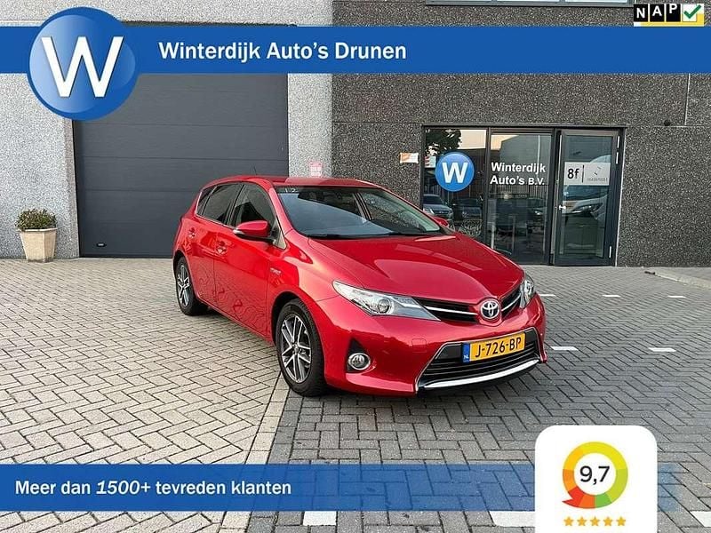 Rood, metallic lak Gebruikt 2014 Toyota Auris Hybrid Hatchback | € 11.499 (Eerlijke prijs) - Afbeelding 1/4