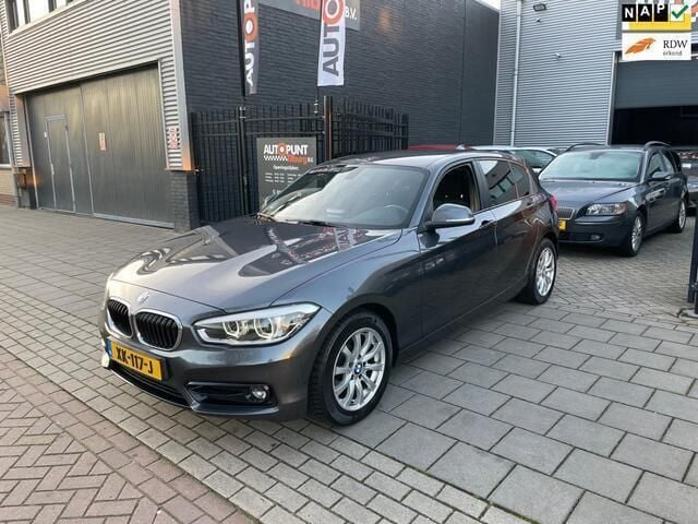 Grijs, metallic lak Gebruikt 2019 BMW 118 Executive Hatchback | € 14.999 (Super prijs) - Afbeelding 1/4