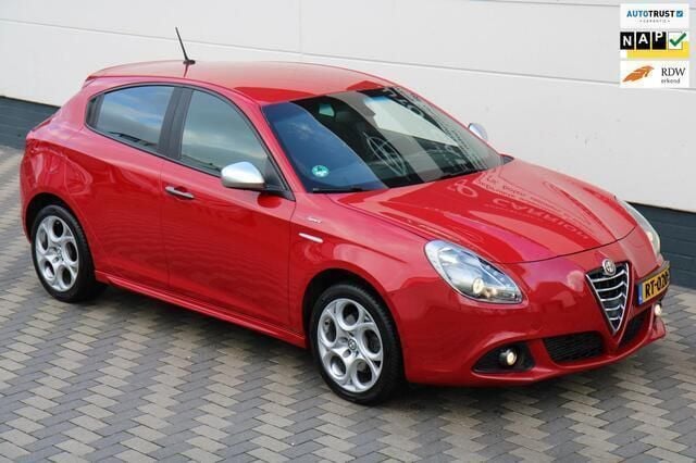 Rood Gebruikt 2015 Alfa Romeo Giulietta Sprint Hatchback | € 7.995 (Goede deal) - Afbeelding 1/4